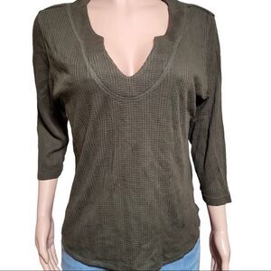 Women 3/4 sleeve olive key hole neck novelty tee M